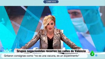 Cristina Pardo estalla al ver la lamentable pancarta sobre Resines en una manifestación negacionista