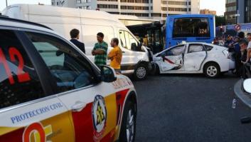 Un accidente múltiple con 13 turismos y dos autobuses de la EMT en Plaza Castilla deja 14 heridos