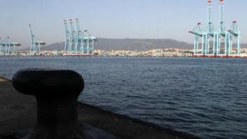 Los estibadores vacían los puertos