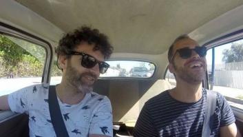 Canción-entrevista en un Seiscientos con el cantante de MAGA