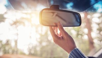 El importante aviso de la Guardia Civil sobre lo que no debes ver por el retrovisor