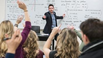 Lo que hace este profesor para poner a prueba a sus alumnos se hace viral