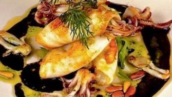 Chipirones sencillamente en su tina con cebolleta, pimiento verde y coliflor