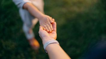 El vídeo de una madre explicándole a su hija cómo se hacen los bebés que lleva 4 millones de reproducciones