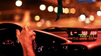 Un hombre vuelve de fiesta tranquilamente y lo interrumpe el súper taxista pirata ladrón: "No voy contigo"