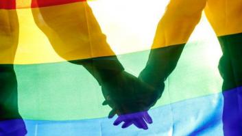 Dos jóvenes le dan una paliza al dueño de un bar en Torremolinos por poner una bandera arcoíris