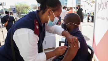 Sudáfrica cree superado el pico de la ola por ómicron y elimina los toques de queda