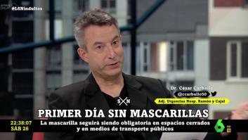 El doctor Carballo felicita con una foto el Año Nuevo y todos se fijan en lo que lleva en la mano