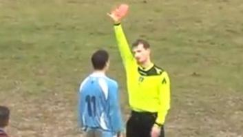 La lamentable reacción de este futbolista al ser expulsado