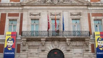 Cifuentes cuelga en Sol dos carteles en apoyo al opositor venezolano Leopoldo López bajo el lema 'Libertad ya'