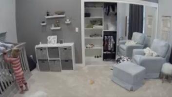 Amor de hermanos: cómo el mayor ayuda al pequeño a salir de la cuna