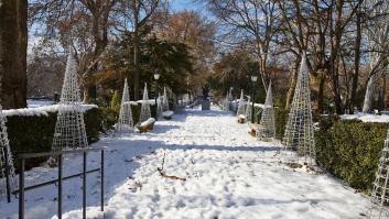 Una meteoróloga predice qué va a pasar con el temporal de frío y se moja sobre otra Filomena