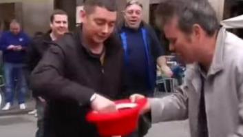 Aficionados del Arsenal imitan a los del PSV y se mofan de mendigos de Barcelona