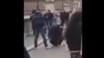 Aficionados del Sparta de Praga orinan sobre una mendiga en Roma