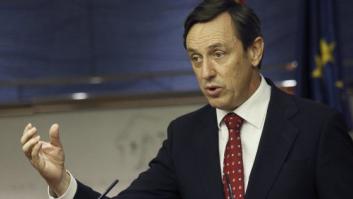 Rafael Hernando enfada en Twitter por poner una foto suya en un tuit de apoyo a la familia de Echeverría