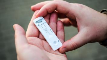 Un negacionista abre un test de antígenos y su conclusión provoca cachondeo en Twitter