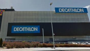 Decathlon pide perdón y rectifica un cartel en el que no aparecía el castellano