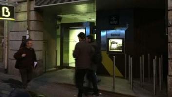 Miles de personas piden a Bankia que quite los barrotes anti mendigos de una sucursal de Madrid