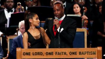 El obispo del funeral de Aretha Franklin se disculpa por manosear a Ariana Grande