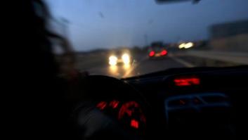 Adelanta a una patrulla de policía a 180 kilómetros sin carné y da positivo en tres drogas