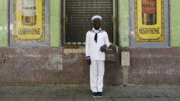 El refugiado que vende pañuelos y va para juez (FOTOS)