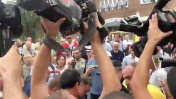 El absurdo: agreden a un cámara de Telemadrid por creer que llevaba un lazo amarillo en una concentración contra las agresiones