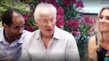 Una reportera de 'AR' sorprende a Richard Gere contándole lo que sucedió hace 10 años