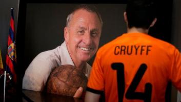 Miles de personas homenajean a la figura de Johan Cruyff en el Camp Nou