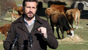 La cara de Casado al escuchar lo que la han preparado al inicio de una entrevista en Cope