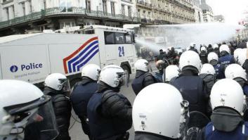 La Policía dispersa con cañones de agua a grupos extremistas en una marcha por los atentados en Bruselas