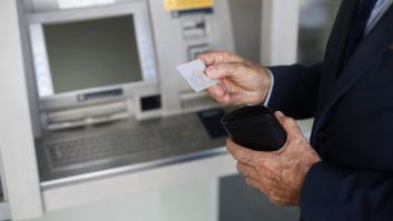 "Una humillación": cruzada pensionista para acabar con la exclusión financiera de los mayores