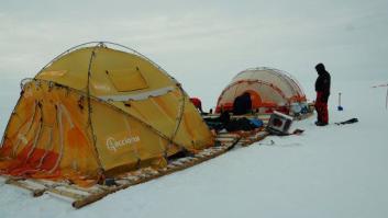 El Trineo de Viento frente a las grietas en el glaciar interior de Groenlandia