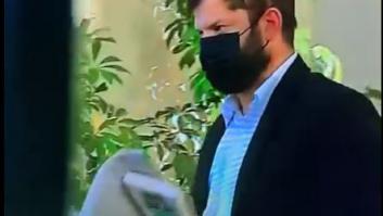 El libro que lleva en la mano el presidente electo de Chile: es de un político español