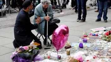 Unidos por el dolor: la emocionante imagen de una judía y un musulmán rindiendo tributo a las víctimas de Manchester
