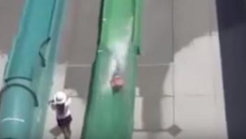 Un niño de 10 años sale volando de un tobogán en un parque acuático en California