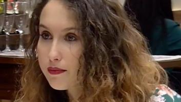 La chica susurra a su cita modelo cuál es su mayor fantasía sexual y el chaval se viene (MUY) arriba