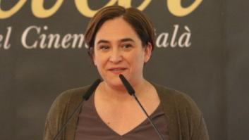 El 'zasca' de Colau a Félix de Azúa tras enviarla a servir "en un puesto de pescado"