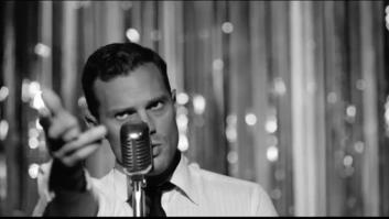 Así canta Jamie Dornan, de 'Cincuenta sombras', en 'Belfast'