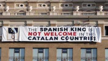 Despliegan dos pancartas contra el rey en los lugares del homenaje a las víctimas