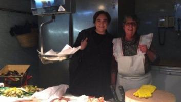 Colau se fotografía con pescaderas en el mercado tras la crítica de Félix de Azúa