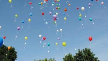 Un globo se lleva una joya para la reina de las fiestas de Benidorm