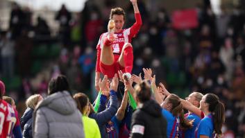 Las jugadoras del Barça mantean a la atlética Virginia Torrecilla tras superar un cáncer