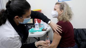La cuarta dosis triplica la protección ante casos graves de coronavirus en mayores de 60 años