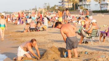Un joven de 21 años muere ahogado al quedar atrapado en el hoyo que cavó en la playa