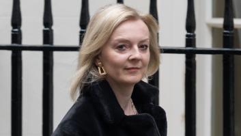 La ministra de Exteriores británica apoya "100%" a Johnson pero le pone 'ojitos' a liderar el partido