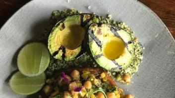 Hojaldra de hummus de garbanzos, mini ensalada vegetal y falso cuscús (una receta que adoran los veganos)