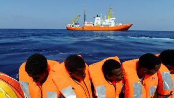 El 'Aquarius' pide a la UE un puerto para desembarcar a los 141 inmigrantes rescatados en el Mediterráneo