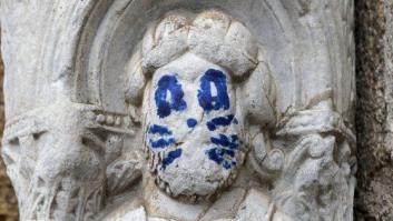 Una escultura de la fachada de Praterías de la Catedral de Santiago amanece pintada con bigotes