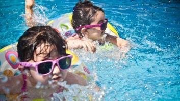 Flotador, manguitos o chaleco: ¿cuál es la mejor opción para un niño?
