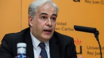 La juez imputa también al catedrático Pablo Chico en la pieza sobre el máster de Casado